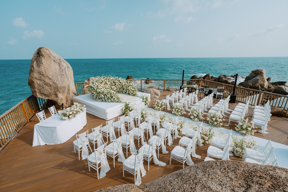 clifftop wedding venue at Silavadee Koh Samui overlooking the sea